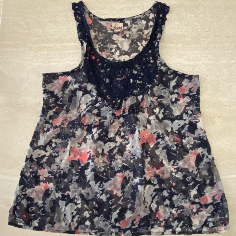 💙HOST PICK💙 Mudd Floral Crochet Trim Tank